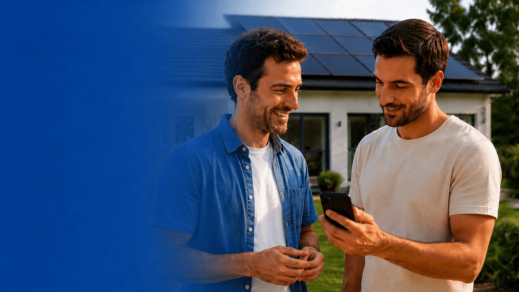 Dos clientes consultando su teléfono delante de una vivienda con placas solares