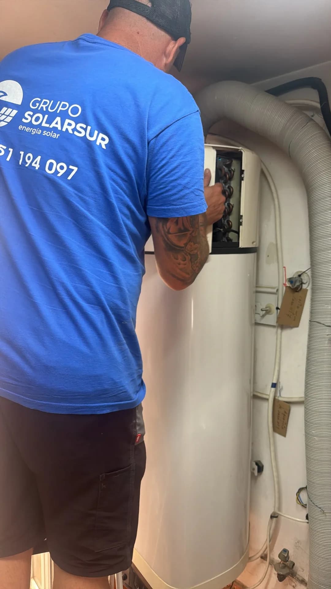 Técnico de Grupo Solarsur durante el mantenimiento de un equipo de aerotermia Ariston en Olivares