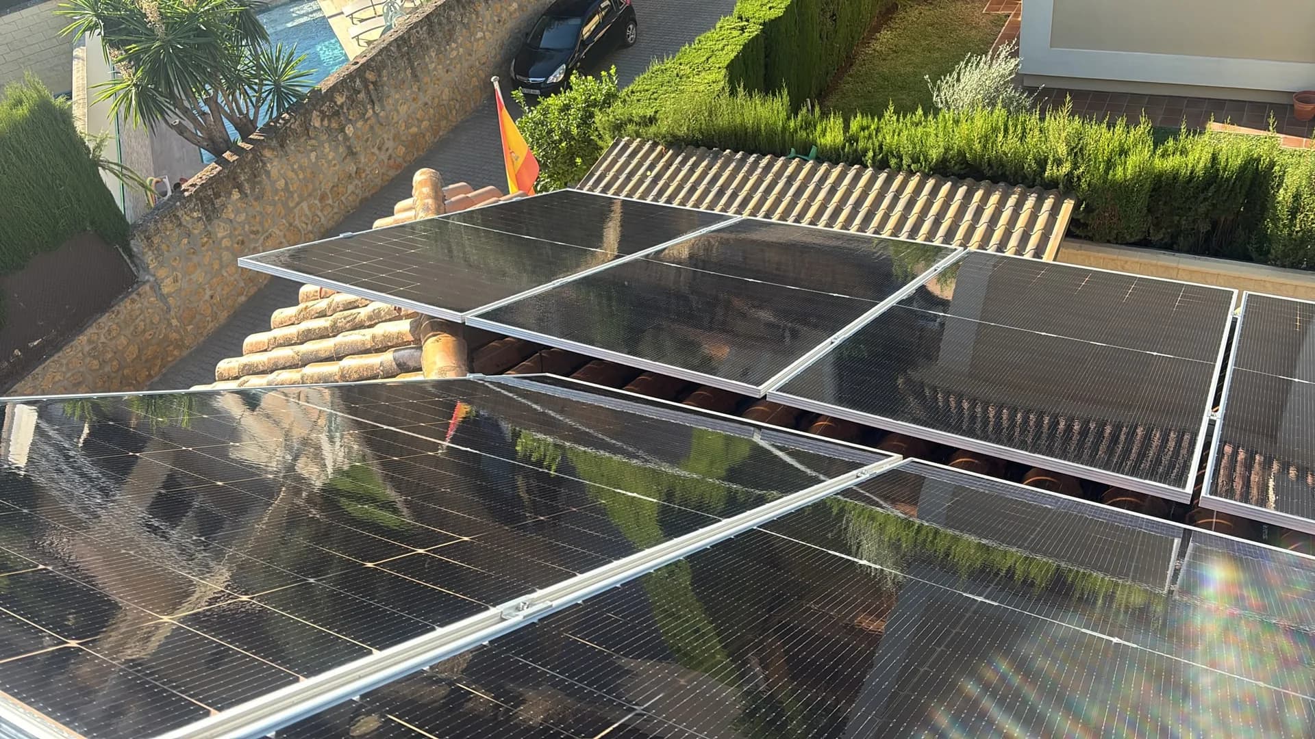 Paneles solares sobre cubierta en el proyecto de mantenimiento fotovoltaico de Huévar del Aljarafe, Sevilla