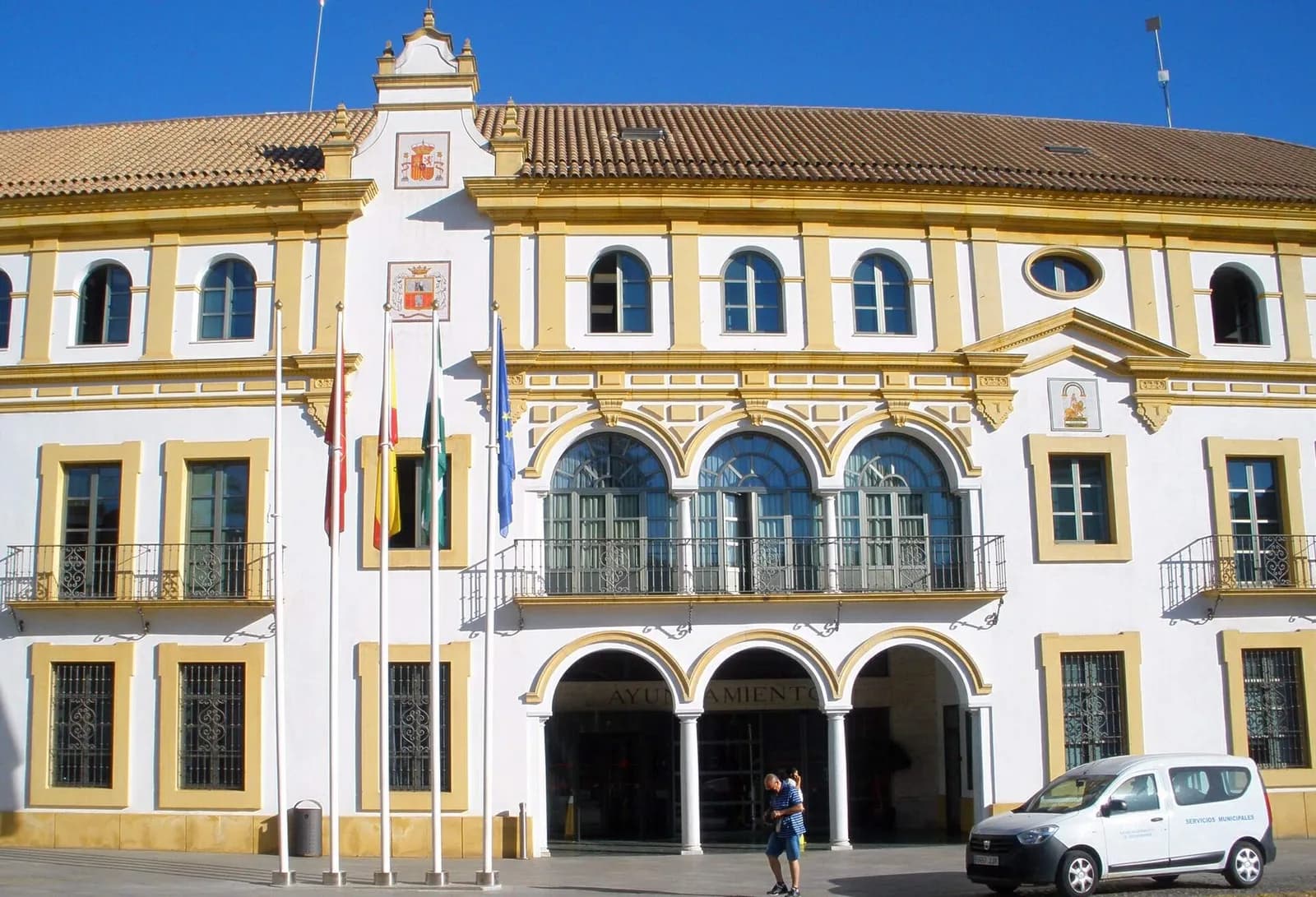 Ayuntamiento en la plaza de la Constitución en Dos Hermanas