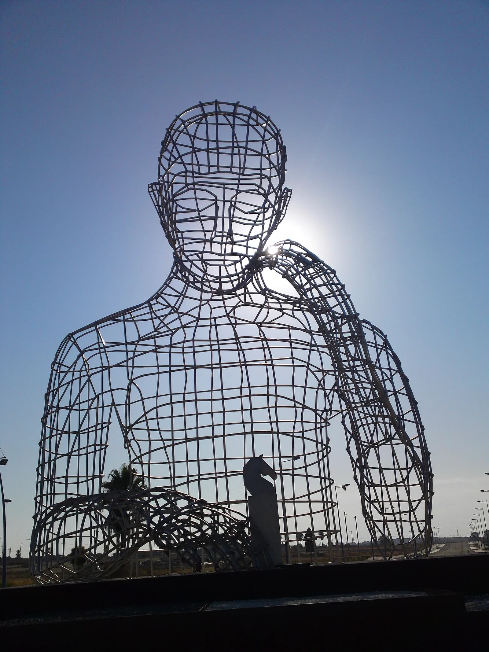 Escultura de El Pensador en la rotonda de Entrenúcleos, Dos Hermanas