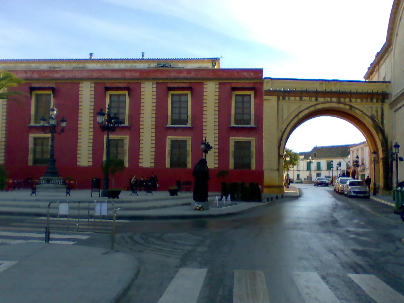Arco y palacio arzobispal en Umbrete