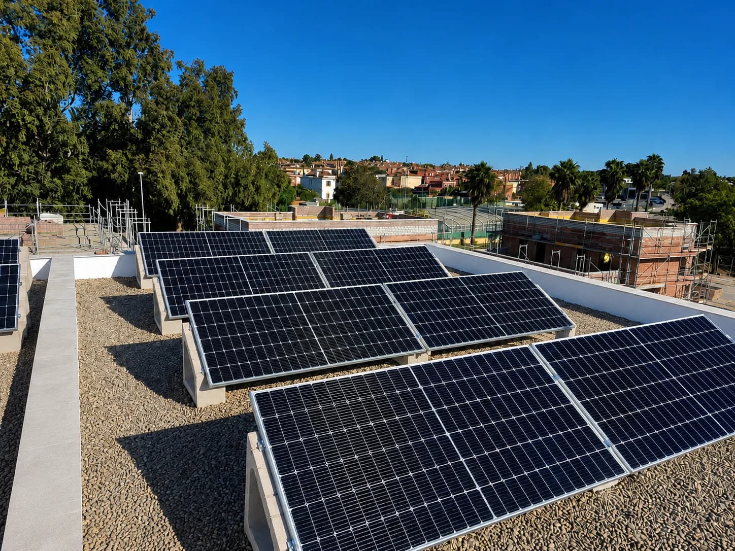 Instalación de placas solares fotovoltaicas sobre una cubierta en Sevilla