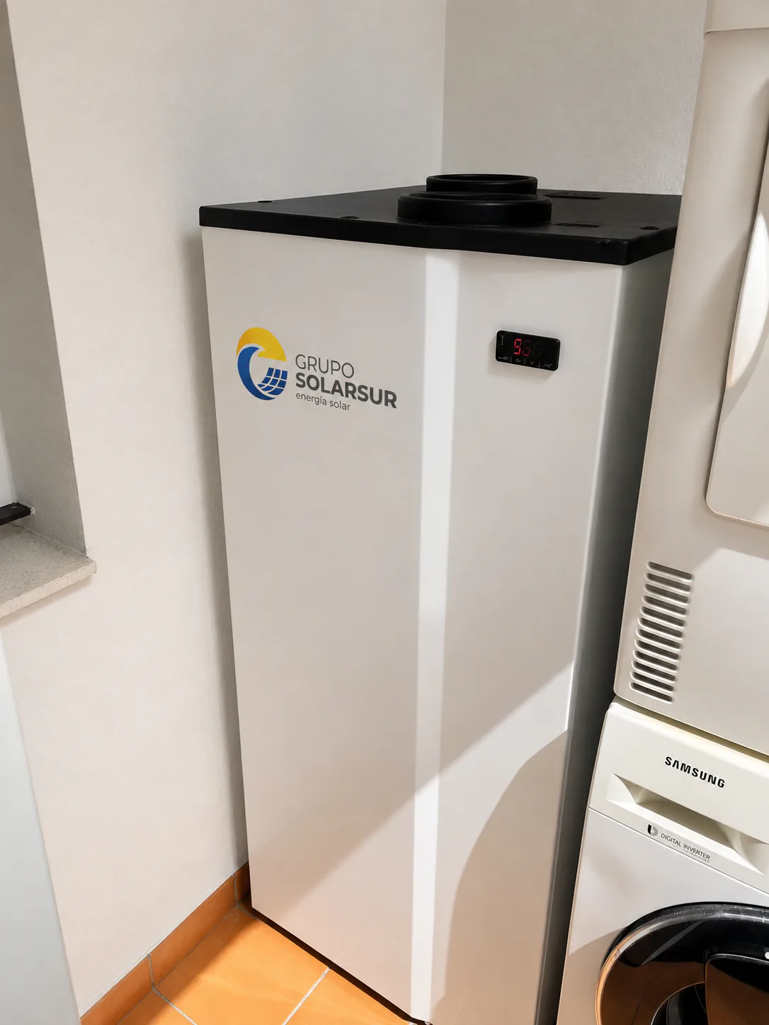 Equipo de aerotermia para agua caliente sanitaria con identificación de Grupo Solarsur