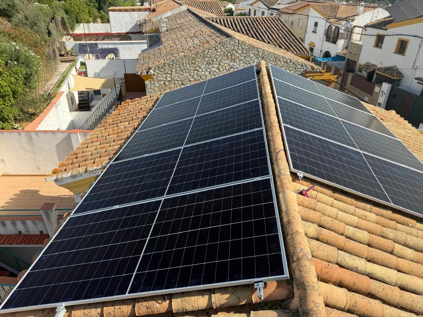 Instalación fotovoltaica residencial con batería en vivienda de Camas, Sevilla