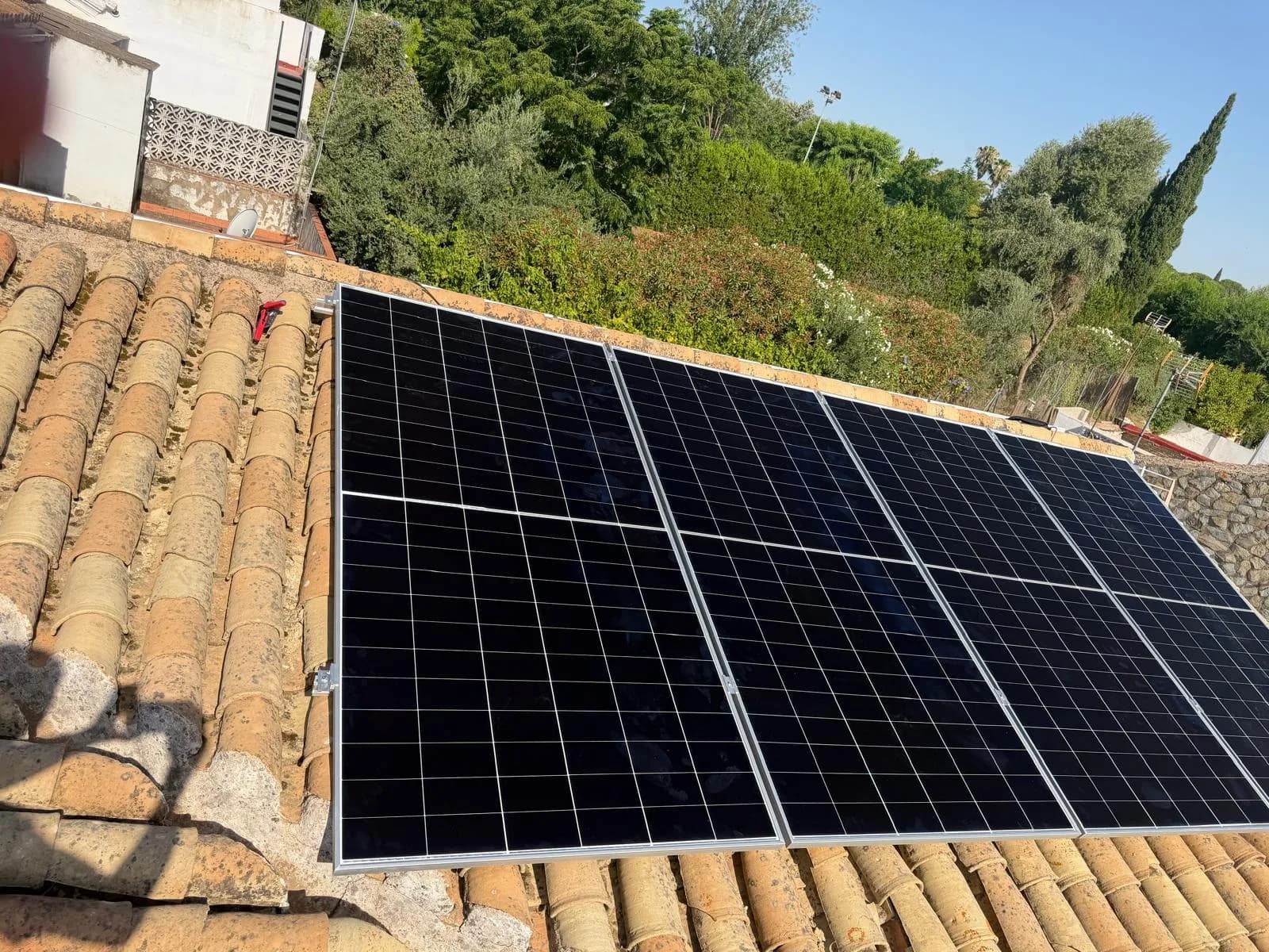 Paneles solares instalados en una cubierta de tejas
