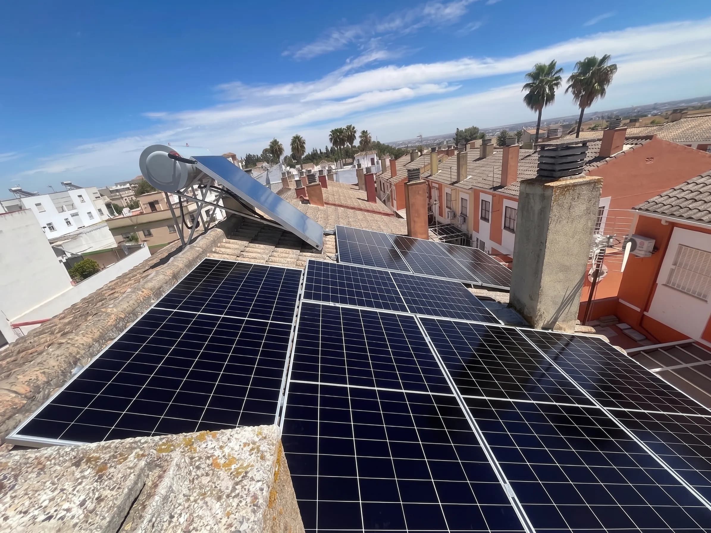Distribución de placas solares según orientación y características de la cubierta