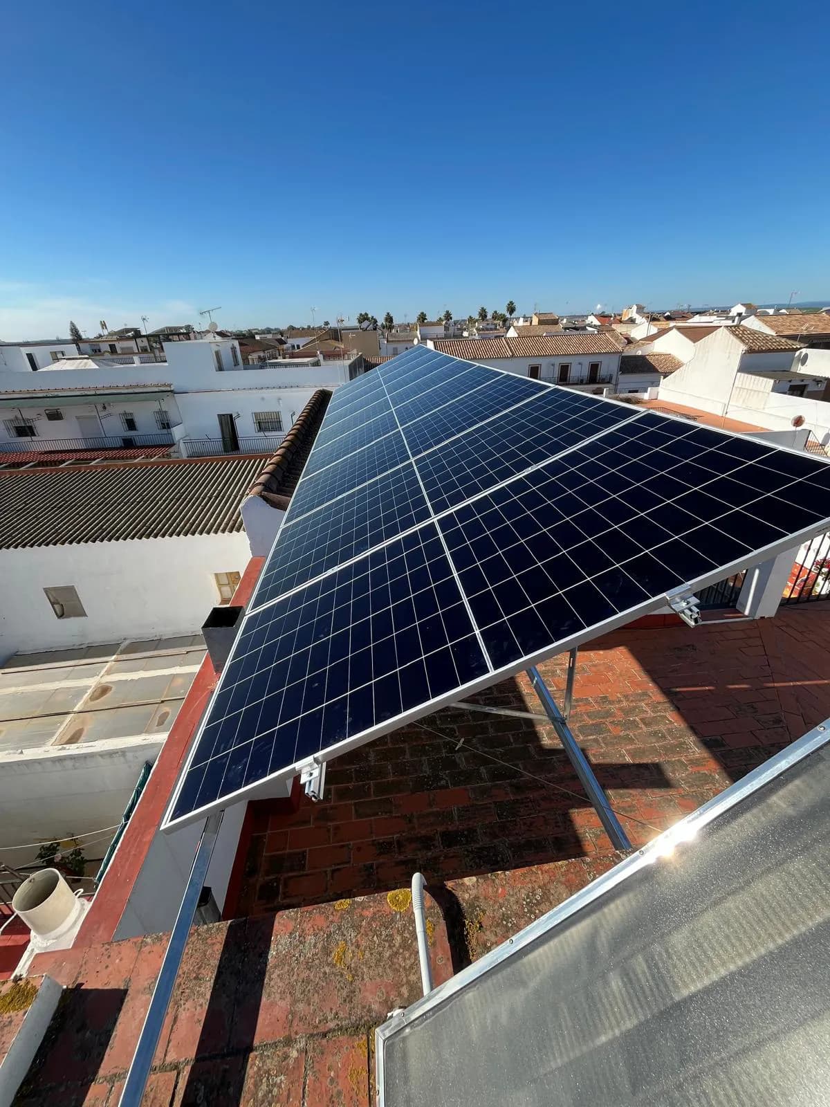Instalación fotovoltaica de 9 paneles de 600 W en La Luisiana, Sevilla