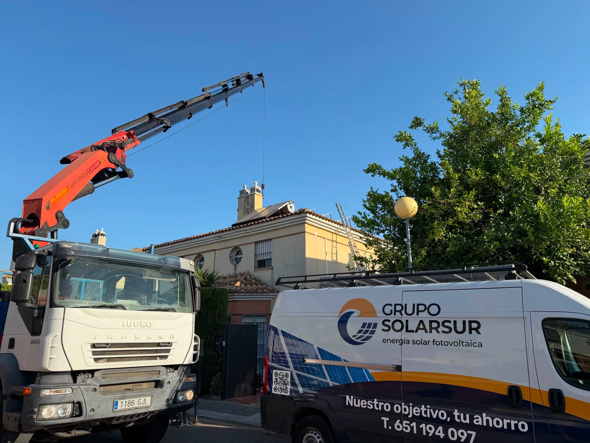 Equipo de Grupo Solarsur trabajando en el tejado de una vivienda en Mairena del Aljarafe