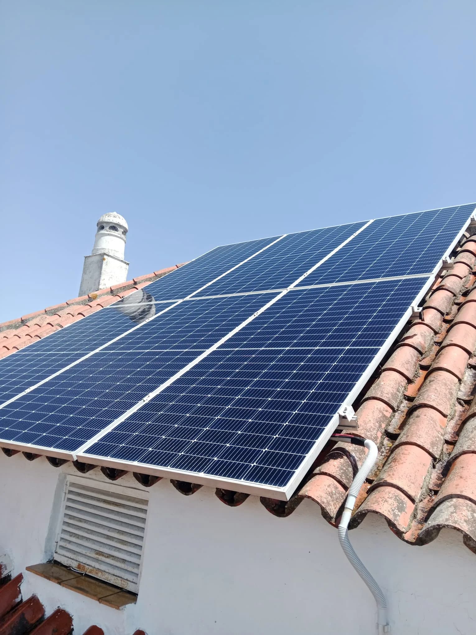 Seis módulos AIKO visibles de una instalación ampliada con tres paneles hasta un total de once en Valencina de la Concepción