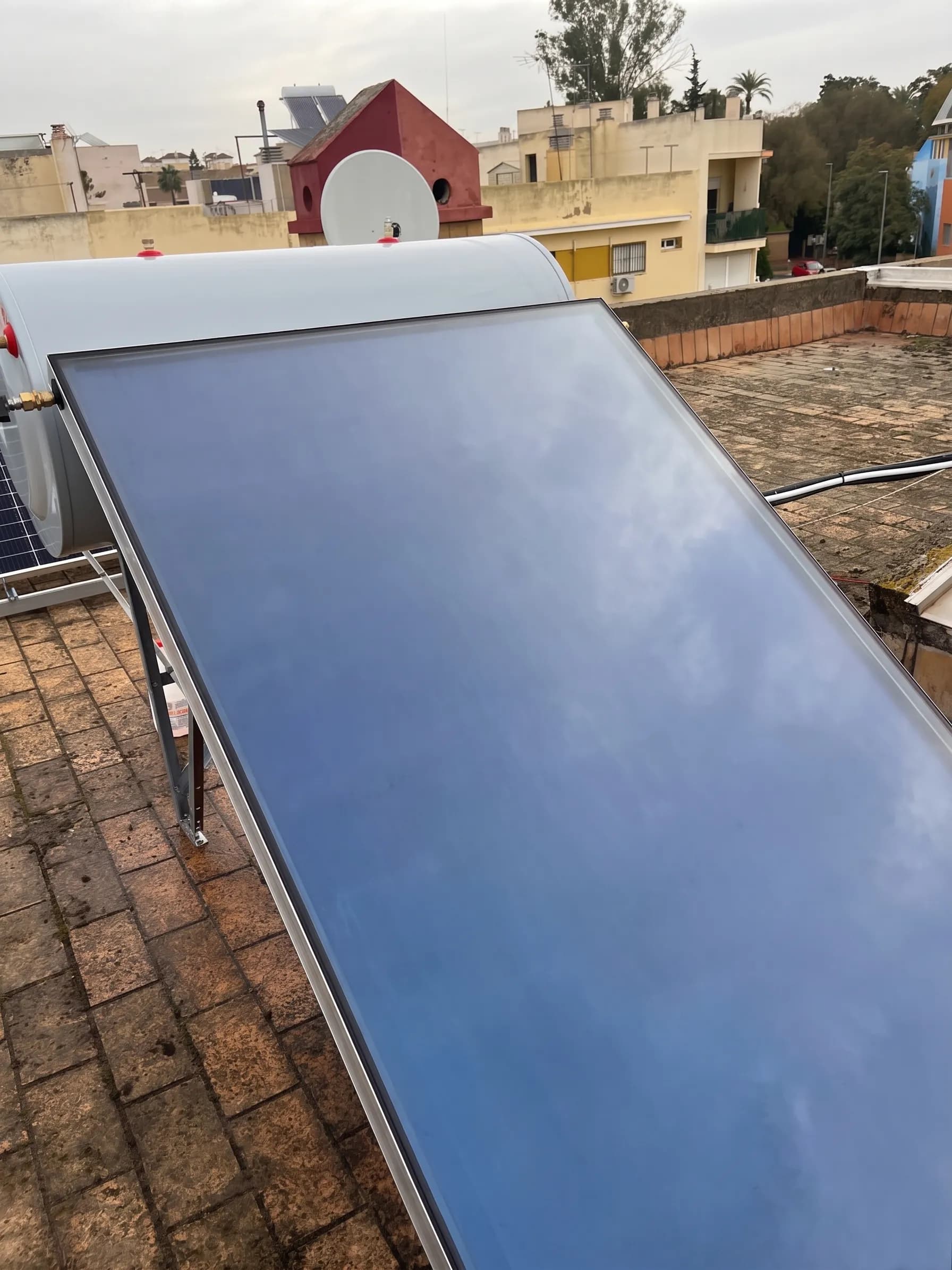 Instalación solar térmica por termosifón en vivienda de Dos Hermanas