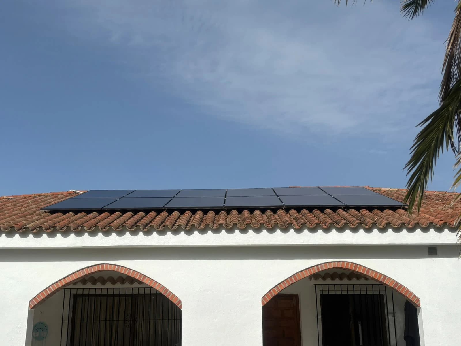 Paneles solares AIKO Full Black sobre cubierta de teja en Chiclana de la Frontera, Cádiz